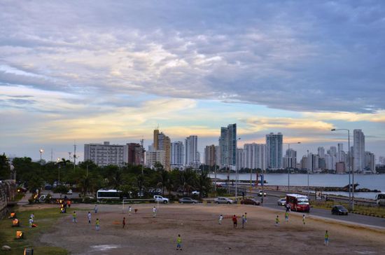 Blick von der Stadtmauer auf das moderne Viertel Boca Grande, wo es auch Strände, Bars und Discos hat. Jedoch nicht unbedingt für mein Budget gedacht