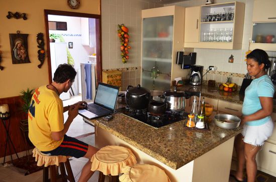 Lourie, die Hausangestellte und ich - jeder bei seiner Arbeit..