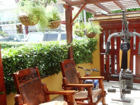 Im Hintergrund steht der Nissan Patrol. Sicher und bewacht von einem Sicherheitsbeamten