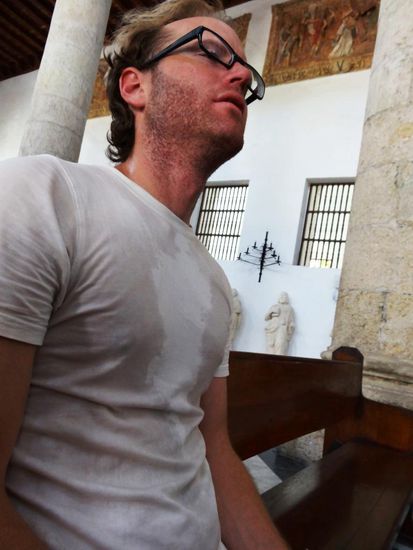 Auch Fabian kämpft sich voll-geschwitzt durch die Altstadt