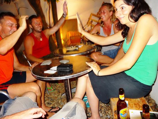 Scharfer, fröhlicher Jass mit Roman, Fränzi und Johanna (von rechts nach links)