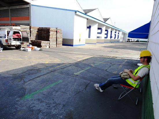 Warten in der Hitze auf die Drogenhunde