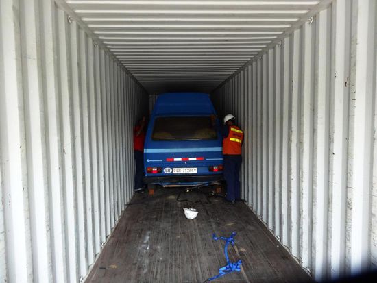 Dann wird zuerst der VW verladen..