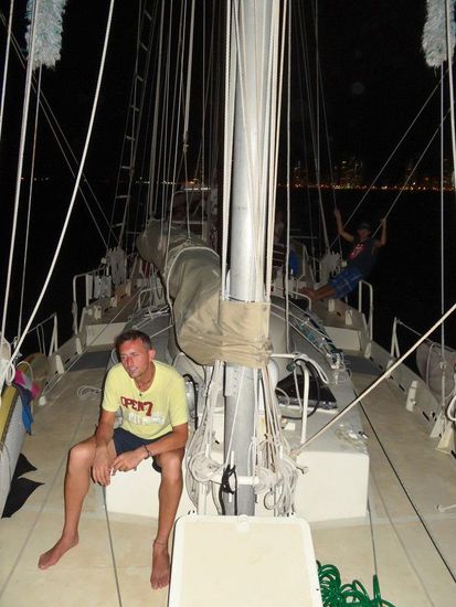 Abfahrt um acht Uhr abends. Im Hintergrund leuchtet Cartagena