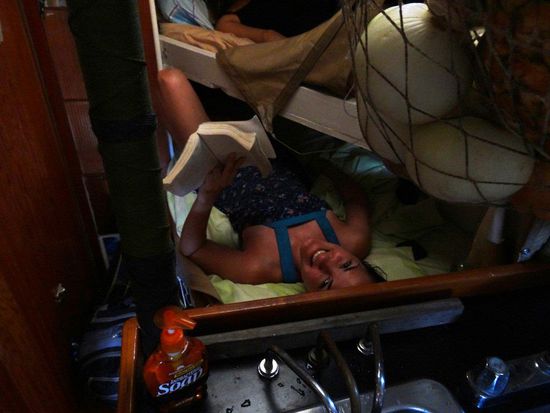 Direkt hinter der Küche - neben dem Spültrog - schlafen Laura und über ihr Ana