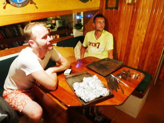 Jassen unter Deck bei Regen und Wind auf hoher See