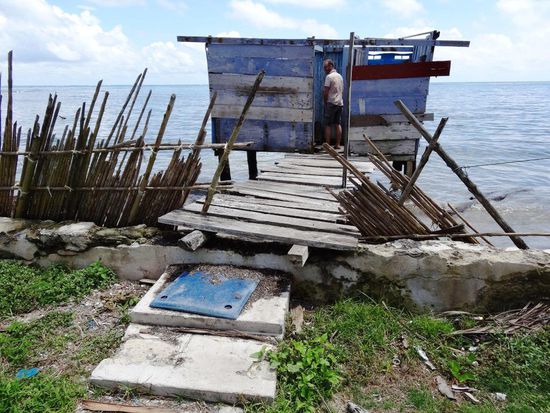 WC hat es hier auch; mit direkter Verbindung zum Meer
