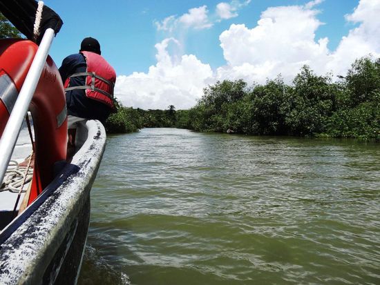 Vom Meer her steuern wir das Festland von Panama an