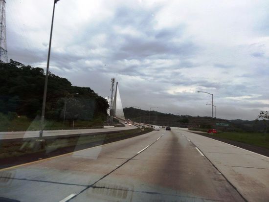 Dann sind wir endlich wieder on the road und überqueren hier den Panama Kanal