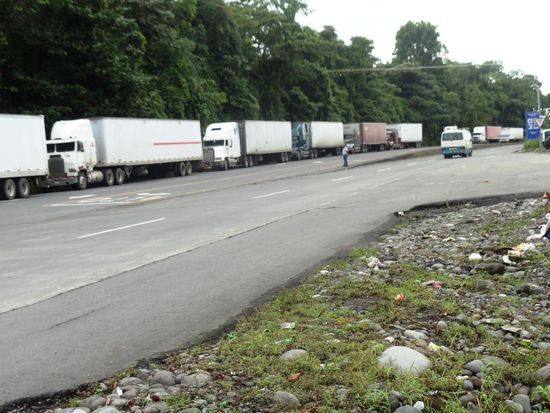 Stehende Lastwagenkolonne in  Paso Canoas an der Grenze zu Costa Rica