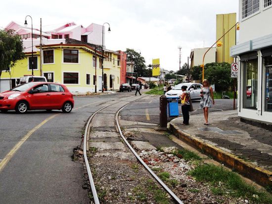 Hier fährt der laut hupende Zug durch die Stadt. Leider nur ein paar Meter von unserem Hotel entfernt.