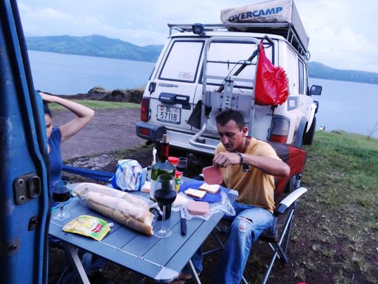 ..die Resten essen. Alles was man noch so im Auto findet