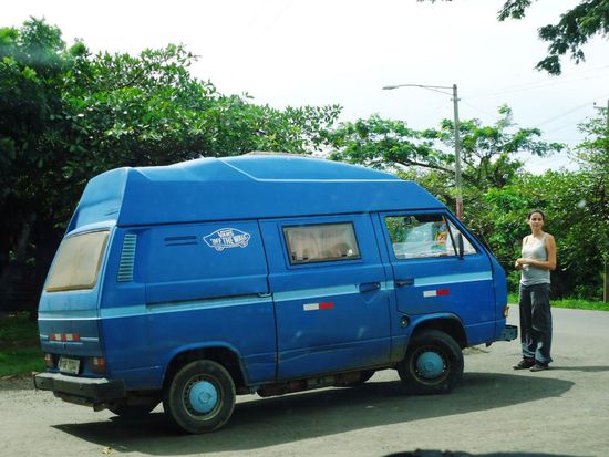 Da der VW Bus immer wieder überhitzt, müssen Johanna und Fabian mindestens fünf Mal täglich das Kühlsystem entlüften..