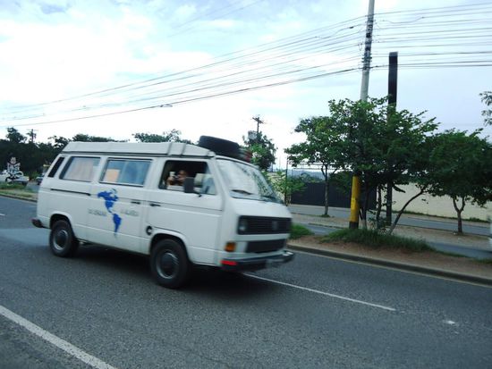 Momentan sind wir mit drei Fahrzeugen unterwegs. Hier die Argentinier Joaquin und Clara mit ihrem VW Bus, welcher einst einem Deutschen Diplomaten gehörte