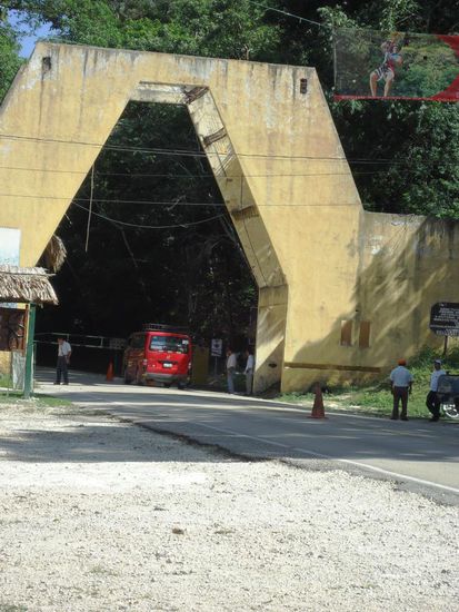 ..spielen mit den Soldaten Volleyball, wobei die Schranke als Netz dient. Hat unglaublichen Spass gemacht nach den Guatemalekischen Regeln 'Ball über-die-Schranke zu spiel