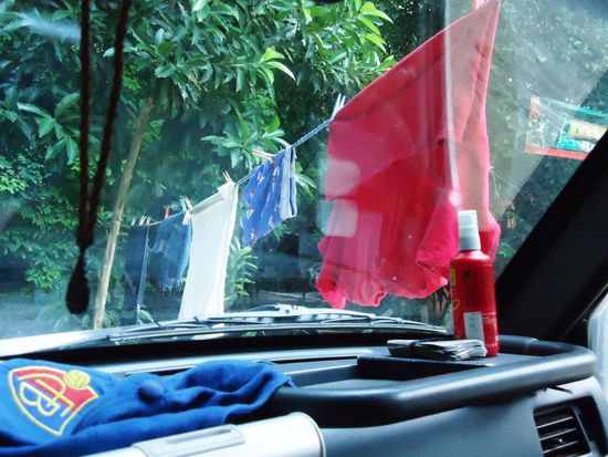 69 Wäscheleine mit den durchgeschwitzen Volleyballutensilien