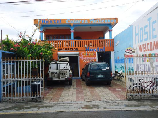 Und hier im Hostel Colores Mexicanos kann ich auch meinen Nissan Patrol beruhigt parken