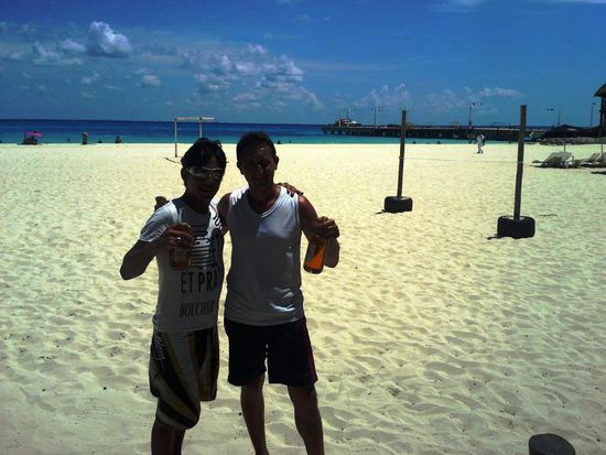 Prost am Strand von Playa del Carmen mit Alex