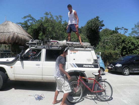 Alex und ich verladen die Fahrräder von Pedro....