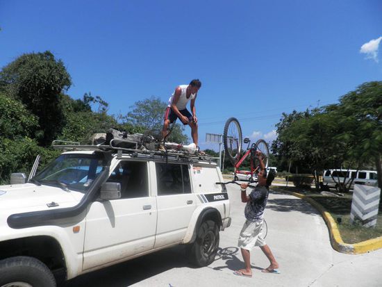 ..welcher locker zuschaut und Fotos schiesst. Hier habe ich noch nicht gewusst, dass Pedro diese Fahrräder gestohlen hat. Mann o Mann