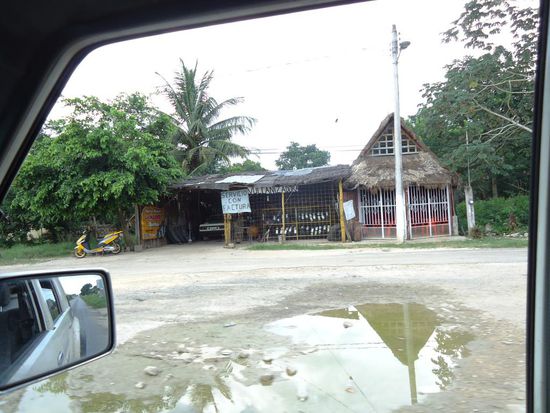 Ich durchfahre sehr viele kleine Dörfer und muss immer wieder vor den sehr vielen und grossen Strassenberuhigungen praktisch auf null Stundenkilometer abbremsen.