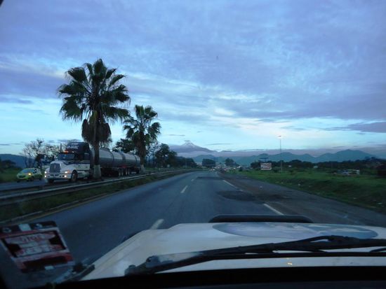 Anfahrt Puebla. Palmen und schneebedeckte Berge