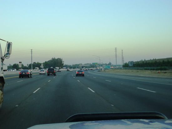 Unterwegs von San Diego nach Los Angeles. Der Verkehr und die Autobahnspuren nehmen zu..