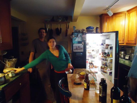 In der Küche bereiten Kasey und Rob ein wunderbares Nachtessen zu