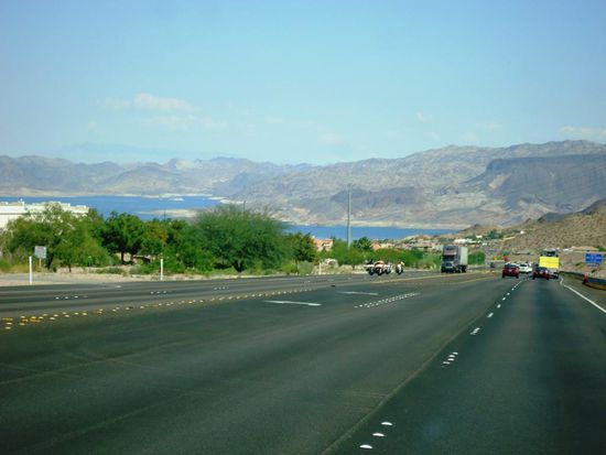 Anfahrt zum Hoover Dam. Der Lake Mead