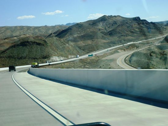 Über den Damm und bereits in Arizona