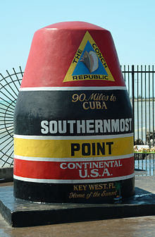 Irgend einmal habe ich ihn dann mal alleine erwischt - ohne anstehenden Leute. Dazu dies;
Der Southernmost Point gilt als der südlichste Punkt der kontinentalen USA und liegt auf der letzten der Florida Keys, Key West. Er liegt am Rand der Stadt Key West im Stadtteil Upper Duval an der Ecke Whitehead Street und South Street. Zum Stadtzentrum sind es zu Fuß nur einige Minuten.
Tatsächlich ist der Southernmost Point aber nicht der südlichste Punkt von Key West. Dieser liegt auf der nebenan angesiedelten US Navy Basis. Der südlichste Punkt der kontinentalen USA liegt aber, da Key West eine Insel ist, etwa beim in den Everglades befindlichen Ort Flamingo.