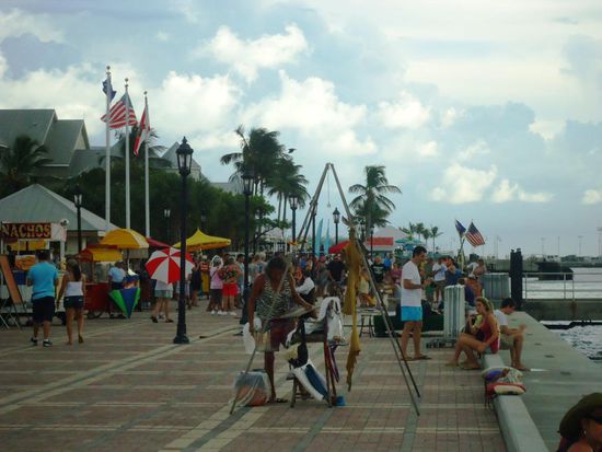 Jeden Tag eine Stunde vor dem Sonnenuntergang sammeln sich Leute am Mallory Square Dock um zu beobachten, wie die Sonne hinter dem Horizont untergeht. 
Gibt heute keinen Sonnenuntergang zu sehen. Zu bewölkt und ich glaube, ich war auch ein wenig zu spät dran. Macht nichts; haben ja schon Viele gesehen.