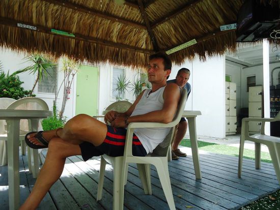 Gemütlich im Schatten des Hostelgarten