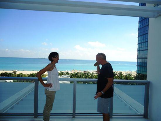 ..um Monika und Daniel einen Besuch abzustatten. Hier mit dem wunderschönen Blick vom Hotelbalkon auf das Meer und den Strand