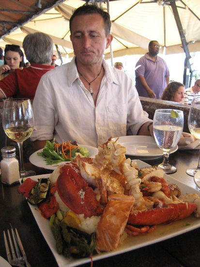 Dann gab's eine unglaublich leckere Fischplatte. Der Dillier Blick sagt mehr als tausend Worte. Wo fange ich DA an??