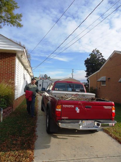 Ja, und hier ist er. Eben unterwegs zur Arbeit. Dem geübten Auge und Fussballfan entgeht sicher nicht das Nummernschild. Originell