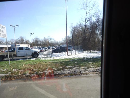 ...und die Temperaturen tiefer. Es liegt sogar Schnee neben der Strasse