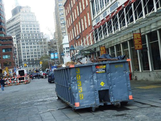 Auch hier herrscht eine traurige Stimmung und die Leute sind immer noch mit Aufräumarbeiten beschäftigt