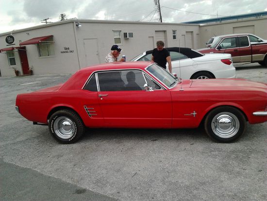 Dann, zurück für ein paar Tage in Delray Beach, wo ich Urs besuchen ging. Hier poschtet er soeben diesen Ford Mustang.