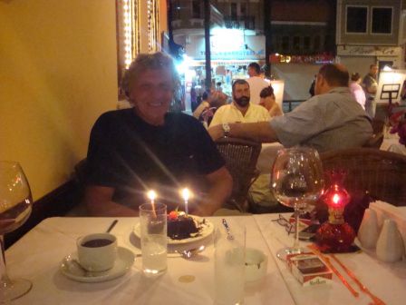 In diesem Gässchen feierten wir den Geburtstag von Urs. Habe dem Chef gesagt, dass er Geburtstag hat. Urs war am Anfang nicht so begeistert. Besonders, als dann das ganze Personal kam und klatschte. Aber er freute sich dann trotzdem.