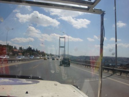 Hier sind wir auf der Brücke über den Bosporus vom Europäischen in den Asiatischen Teil