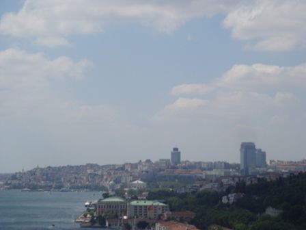 Blick von der Brücke auf Istanbul.