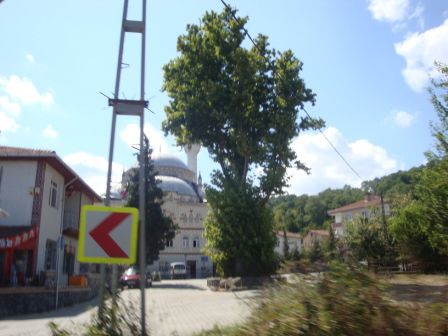 Ankunft im kleinen Dorf Akçakese bei Sile - mit der obligaten Moschee.