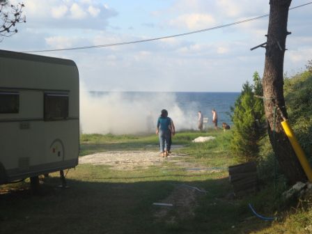 Einmal war dann so richtig was los. Ein Buschbrand!! Dieser Wasserschlauch reichte nicht bis zum Feuer und so mussten zuerst Schläuche neu angeschlossen werden. Nach einer halben Stunde war alles gelöscht und man konnte die "Ruhe" wieder geniessen.