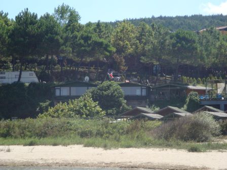 Blick vom Strand auf den Campingplatz. Und, wer sieht unseren Nissan Patrol?