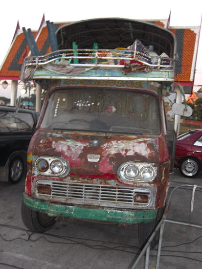 ...ein Lieferwagen auf dem Markt...