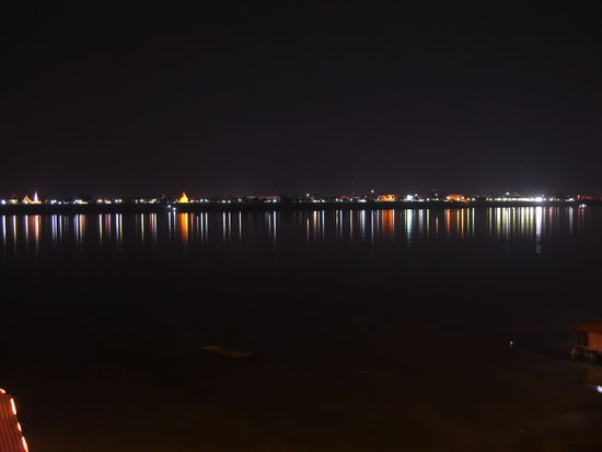 Wir aßen am Ufer des Mekong und am anderen Ufer sahen wir die Lichter Thailands...