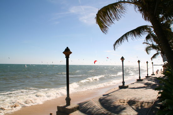 ...es tummelten sich auch sehr viele Kitesurfer im Wasser...