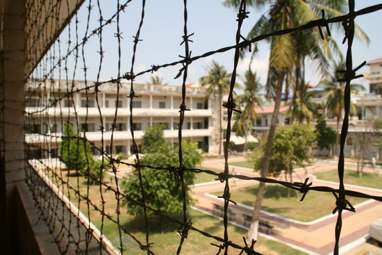 ...der Draht war gespannt, damit sich die Gefangenen nicht zu Tode stürzen...wenn sie schon sterben, dann "gefälligst" durch die hand der Aufseher...