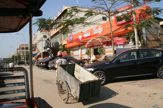 ...Karren neben Schlitten...